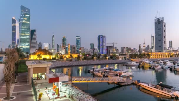 Jachten en boten in de Sharq Marina dag tot nacht timelapse in Koeweit. Koeweit Stad, Midden-Oosten — Stockvideo