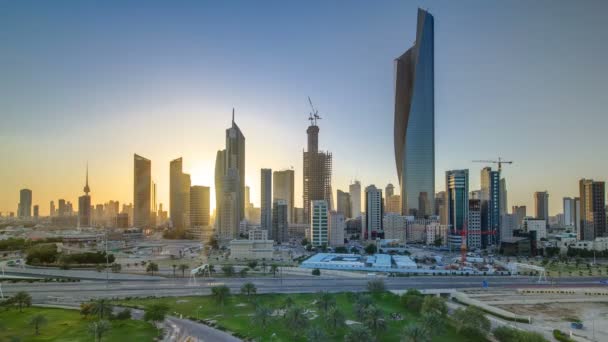Το αστικό τοπίο του Κουβέιτ κατά τη διάρκεια του ηλιοβασιλέματος — Αρχείο Βίντεο