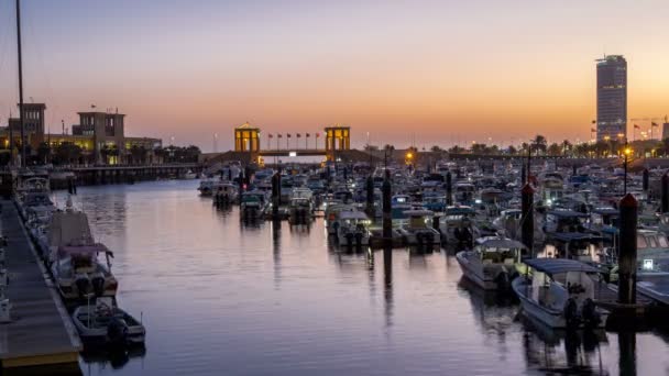 Yachter och båtar vid Sharq Marina natt till dag timelapse i Kuwait. Kuwait City, Mellanöstern — Stockvideo