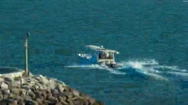 Kuveyt'te gün doğumundan sonra Sharq Marina sabah timelapse yakın Limandan Körfez'e hareket motorlu tekne. Kuveyt, Orta Doğu