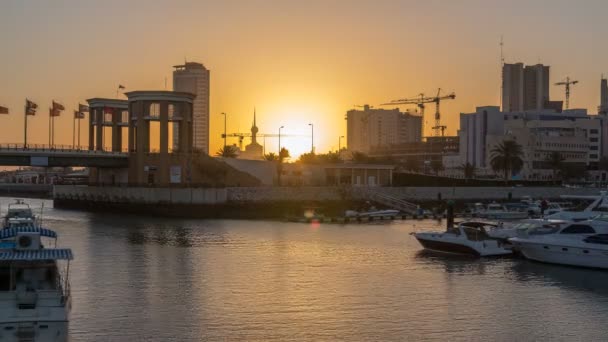 Gün doğumu. Kuveyt 'teki Sharq Marina zaman çizgisinde yatlar ve tekneler. Kuveyt Şehri, Orta Doğu — Stok video