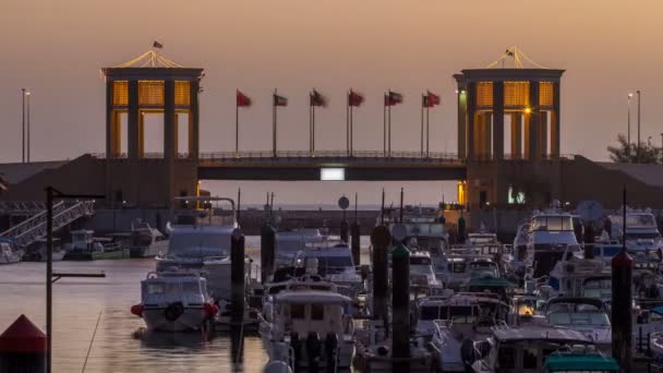 Yachts et bateaux à la Sharq Marina nuit au jour le jour timelapse au Koweït. Koweït, Moyen-Orient — Video