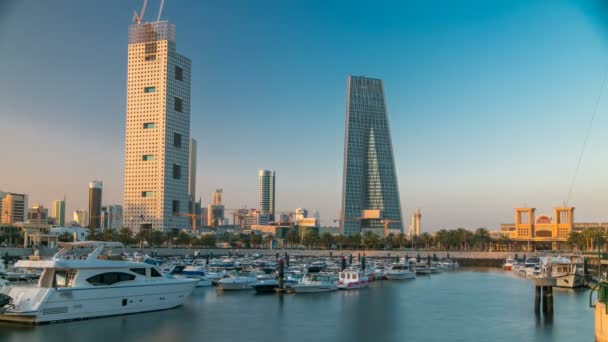 Jachty a čluny v Sharq Marina ráno timelapse po východu slunce v Kuvajtu. Město Kuvajt, Blízký východ — Stock video