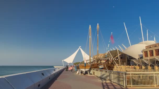 Nave cerca del centro científico de Kuwait al atardecer timelapse hyperlapse — Vídeos de Stock