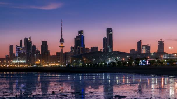 Skyline à beira-mar da cidade do Kuwait de noite para dia timelapse — Vídeo de Stock