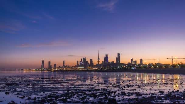 Horizonte costero de la ciudad de Kuwait de la noche al día timelapse — Vídeos de Stock