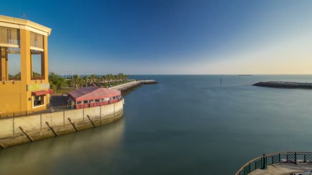 Båtar passerar till hamnen vid Sharq Marina morgon timelapse efter soluppgången i Kuwait. Kuwait City, Mellanöstern — Stockvideo