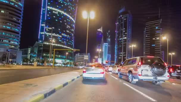 Guidare attraverso il traffico nella città autostrada timelapse ipertensione in Kuwait. Kuwait, Medio Oriente — Video Stock