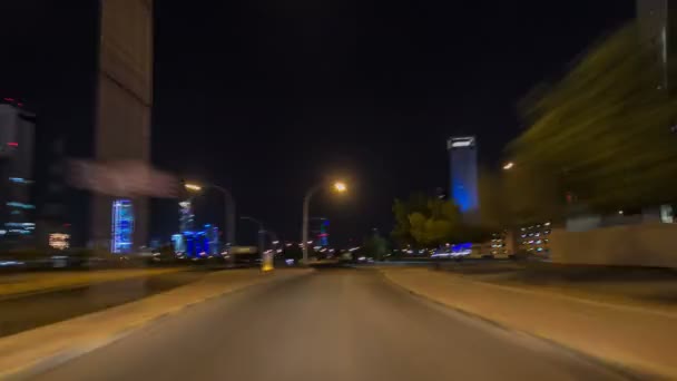 Проїжджайте через трафік на міському шосе таймелапс гіперлапс в Кувейті. Кувейт (Близький Схід) — стокове відео