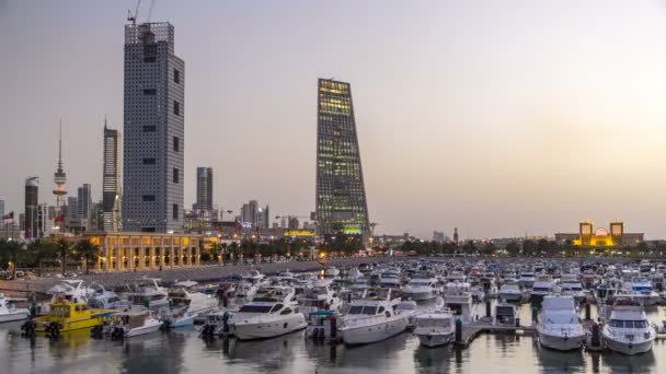 Jachtok és hajók a Sharq Marina-ban, éjjel-nappal, Kuvaitban. Kuvait város, Közel-Kelet — Stock videók