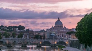 Roma, İtalya: St. Peters Bazilikası, Saint Angelo Köprüsü ve Tiber Nehri gece timelapse gün batımı gün sonra