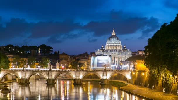 Roma, Italia: Basílica de San Pedro, Puente de San Ángel y Río Tíber después de la puesta del sol día a la noche timelapse — Vídeo de stock