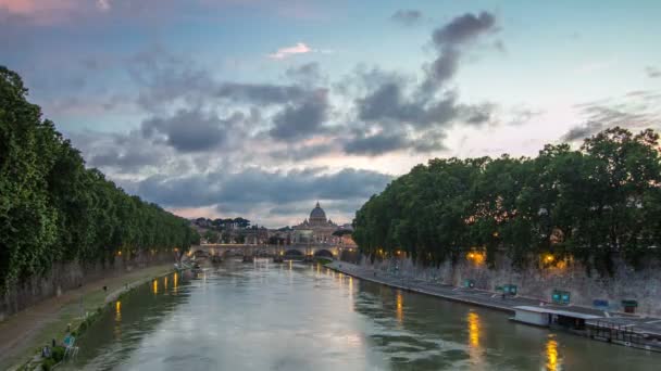 Roma, İtalya: St. Peters Bazilikası, Saint Angelo Köprüsü ve Tiber Nehri gece timelapse gün batımı gün sonra — Stok video