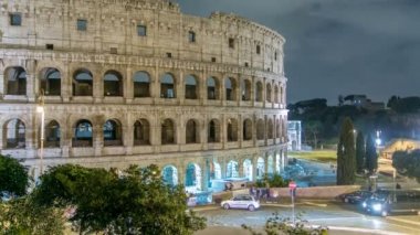 Roma' da gece saatlerinde aydınlatılan Kolezyum manzarası, İtalya
