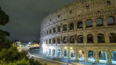 Roma'da gece zaman aşımı hiperlapse aydınlatılmış Kolezyum görünümü, İtalya