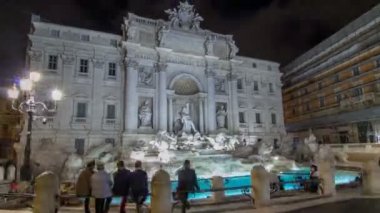 Gece zaman atlamalı hiperlapse ünlü Trevi Çeşmesi.