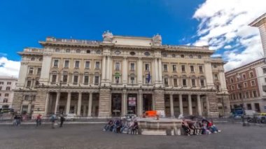 Roma'da Galleria Alberto Sordi yakınlarındaki Piazza Colonna timelapse hiperlapse turistler