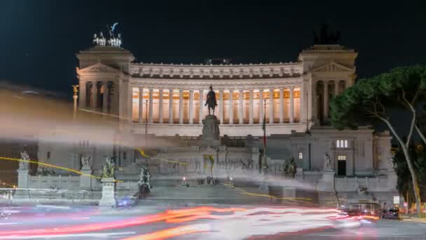Monumento nacional de Víctor Manuel II en horario nocturno y vial, Roma — Vídeos de Stock