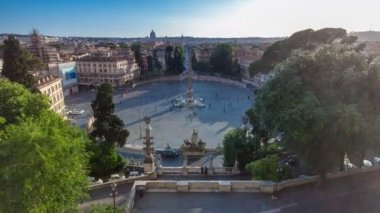 Büyük şehir meydanının havadan görünümü, Piazza del Popolo timelapse, Gün batımında Roma
