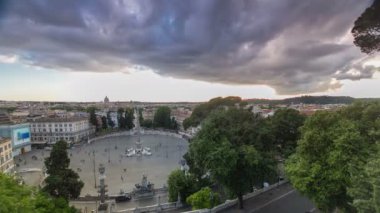 Büyük şehir meydanının havadan görünümü, Piazza del Popolo timelapse, Gün batımında Roma