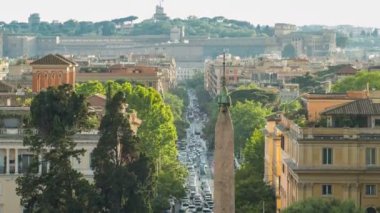 Piazza del Popolo ve Flaminia timelapse üzerinden Roma'da Pincio terastan görüldü. İtalya