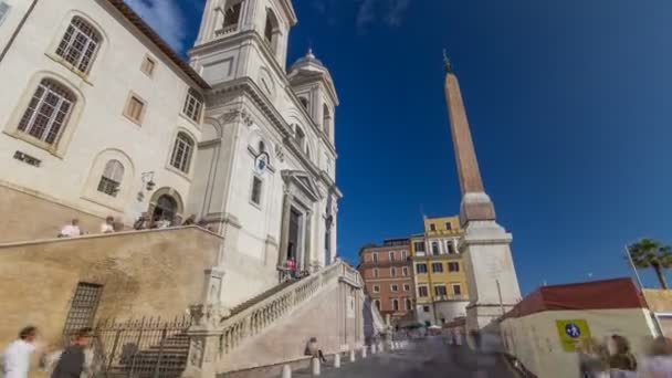 Iglesia de Trinita dei Monti y obelisco egipcio timelapse hiperlapso en Roma en Italia . — Vídeos de Stock