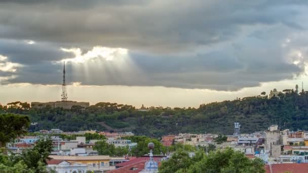 Cityscape Rzymu timelapse pod dramatyczne niebo widziany z Pincio Hill, Włochy — Wideo stockowe