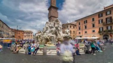 İtalya, Roma Piazza Navona, G.L.Bernini tarafından tasarlanan dört nehir timelapse hiperlapse çeşme.