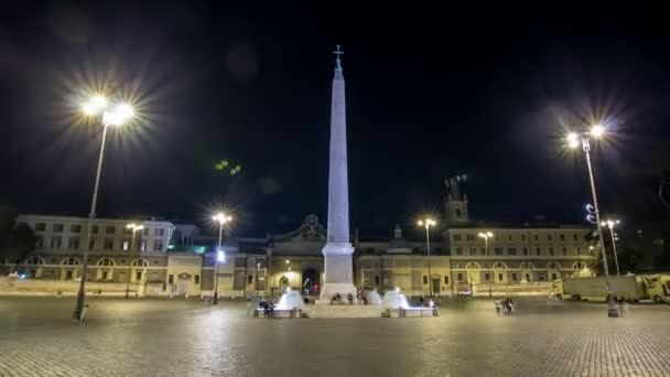 Personas se reúnen bajo la columna central en la plaza del popolo durante la noche hiperlapso timelapse — Vídeos de Stock
