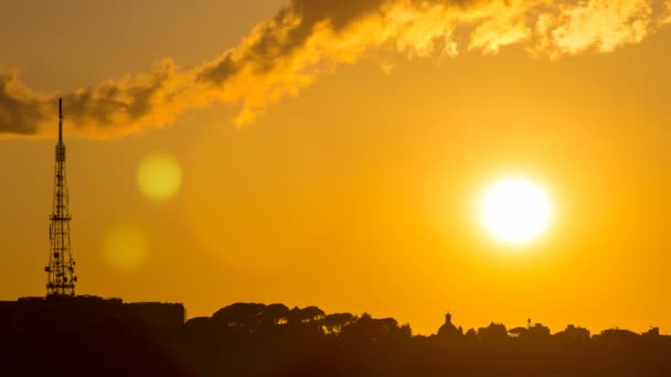 Roma al tramonto timelapse con la sfera ardente del sole che cade sotto l'orizzonte sopra i tetti degli edifici storici — Video Stock