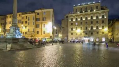 Roma sokaklarında yürürken Pantheon 'dan Trevi çeşmesine doğru süratle ilerlerken restoranları ve geceleri bulanık insanları görürsünüz.