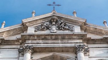 Loyola 'daki Saint Ignatius Barok Kilisesi' nin tepesinde. İtalya, Roma 'da Martius Timeapse Kampüsü' nde.