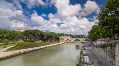 Isoa Tiberina Tiberapse hiperlapse Roma 'nın en büyük Tibera nehri adasıdır..
