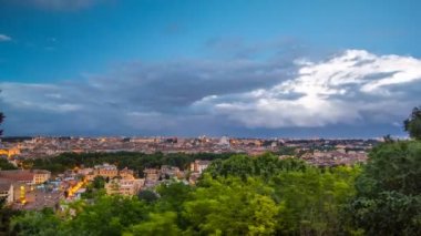 Roma, İtalya 'nın tarihi şehir merkezinin panoramik görüntüsü günden geceye