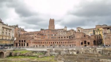 Roma, İtalya 'daki Via dei Fori Imperiali' de Trajans Pazarı 'nın zaman atlaması üzerine panoramik bir manzara