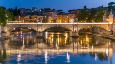 Ponte Vittorio Emanuele II, İtalya 'nın başkenti Roma' da Tiber 'de günden geceye köprüdür.