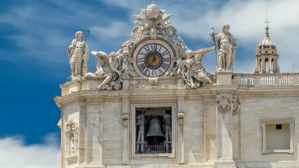 Eine der riesigen Uhren an der St. Peters-Fassade im Zeitraffer. — Stockvideo