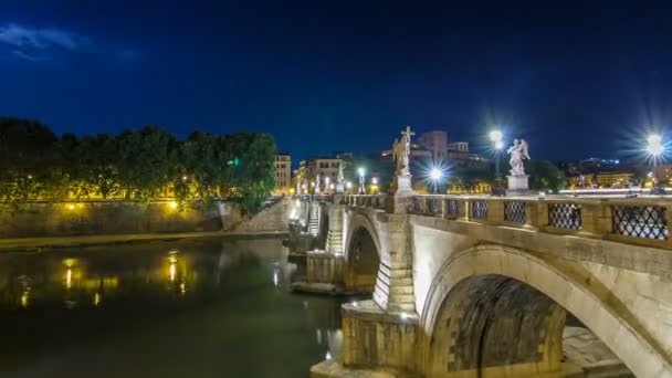 Lenyűgöző Ponte SantAngelo híd timelapse hyperlapse átkelés a folyón Tiber közelében Castel SantAngelo Rómában. — Stock videók