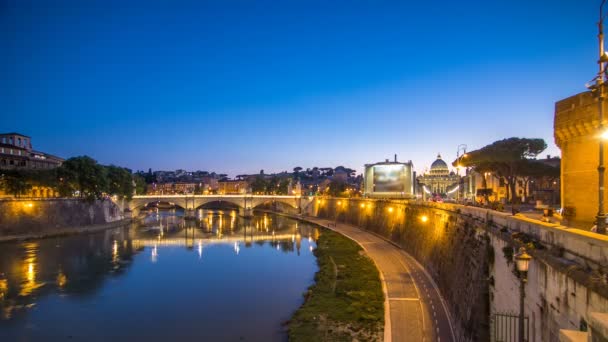 Ponte Vittorio Emanuele II ist die Brücke über den Tiber im Zeitraffer von Tag zu Nacht in Rom, Italien — Stockvideo