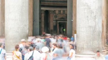 Turistler İtalya 'nın Roma kentindeki Pantheon zaman dilimini ziyaret ettiler.