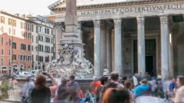 Gün ışığında Rotonda meydanı ve Çeşme timelapse ve Pantheon görünümü. Roma, İtalya