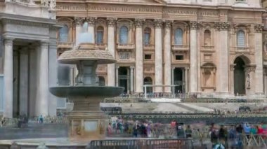 Vatikan 'da St. Peters Meydanı' ndaki fıskiye. Piazza San Pietro ve Bazilika
