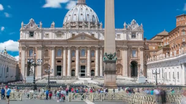Plaza de San Pedro llena de turistas con la Basílica de San Pedro y el obelisco egipcio dentro del timelapse de la Ciudad del Vaticano — Vídeo de stock