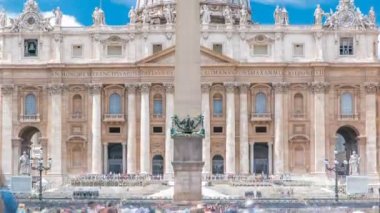 St. Peters Meydanı, Vatikan 'da Aziz Peters Bazilikası ve Mısır dikilitaşı bulunan turistlerle dolu.