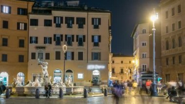 Navona Meydanı 'ndaki Moor Çeşmesi Roma, İtalya' da bir yaz gecesinde