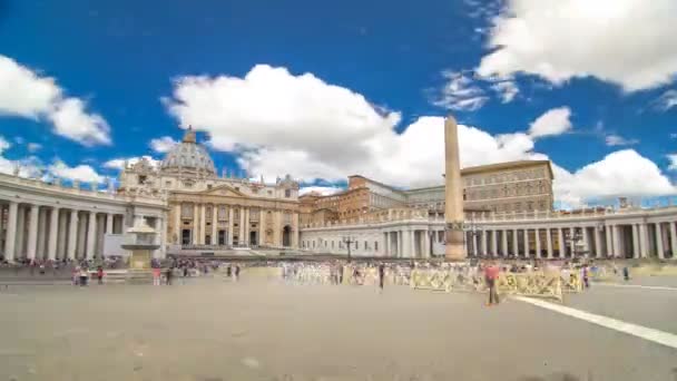 Plaza de San Pedro llena de turistas con la Basílica de San Pedro y el obelisco egipcio dentro de la Ciudad del Vaticano timelapse hiperlapso — Vídeo de stock