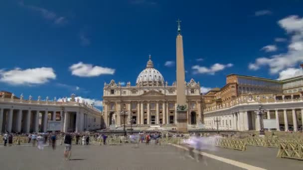 Plaza de San Pedro llena de turistas con la Basílica de San Pedro y el obelisco egipcio dentro de la Ciudad del Vaticano timelapse hiperlapso — Vídeo de stock