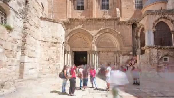 Vew en la entrada principal en la Iglesia del Santo Sepulcro en la Ciudad Vieja de Jerusalén timelapse hiperlapso — Vídeos de Stock