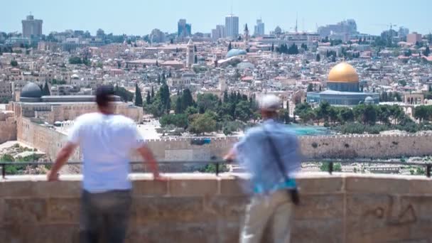 Panoramisch uitzicht op Jeruzalem timelapse met de koepel van de rots van de Olijfberg. — Stockvideo