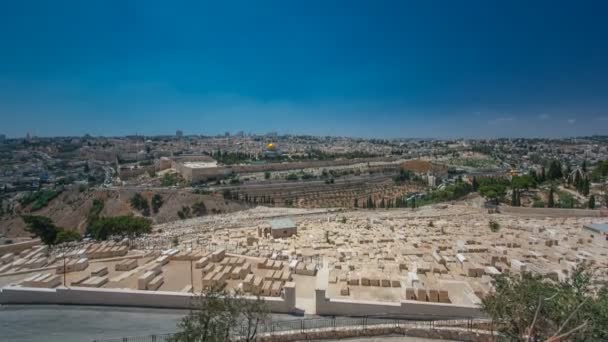 Panoramic view on Jerusalem timelapse with the Dome of the Rock from the Mount of Olives. — Stock Video